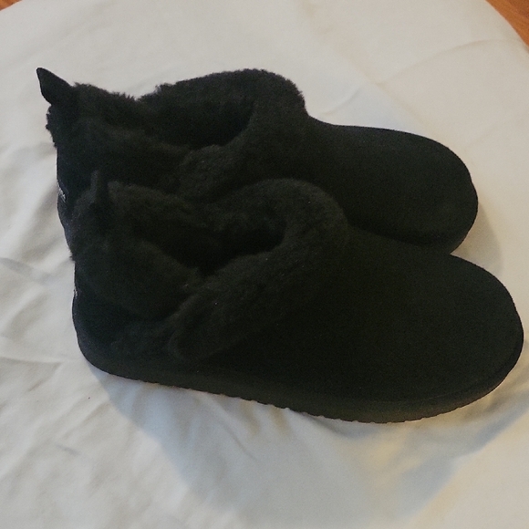 Koolaburra Black Kids Slippers - Picture 3 of 6